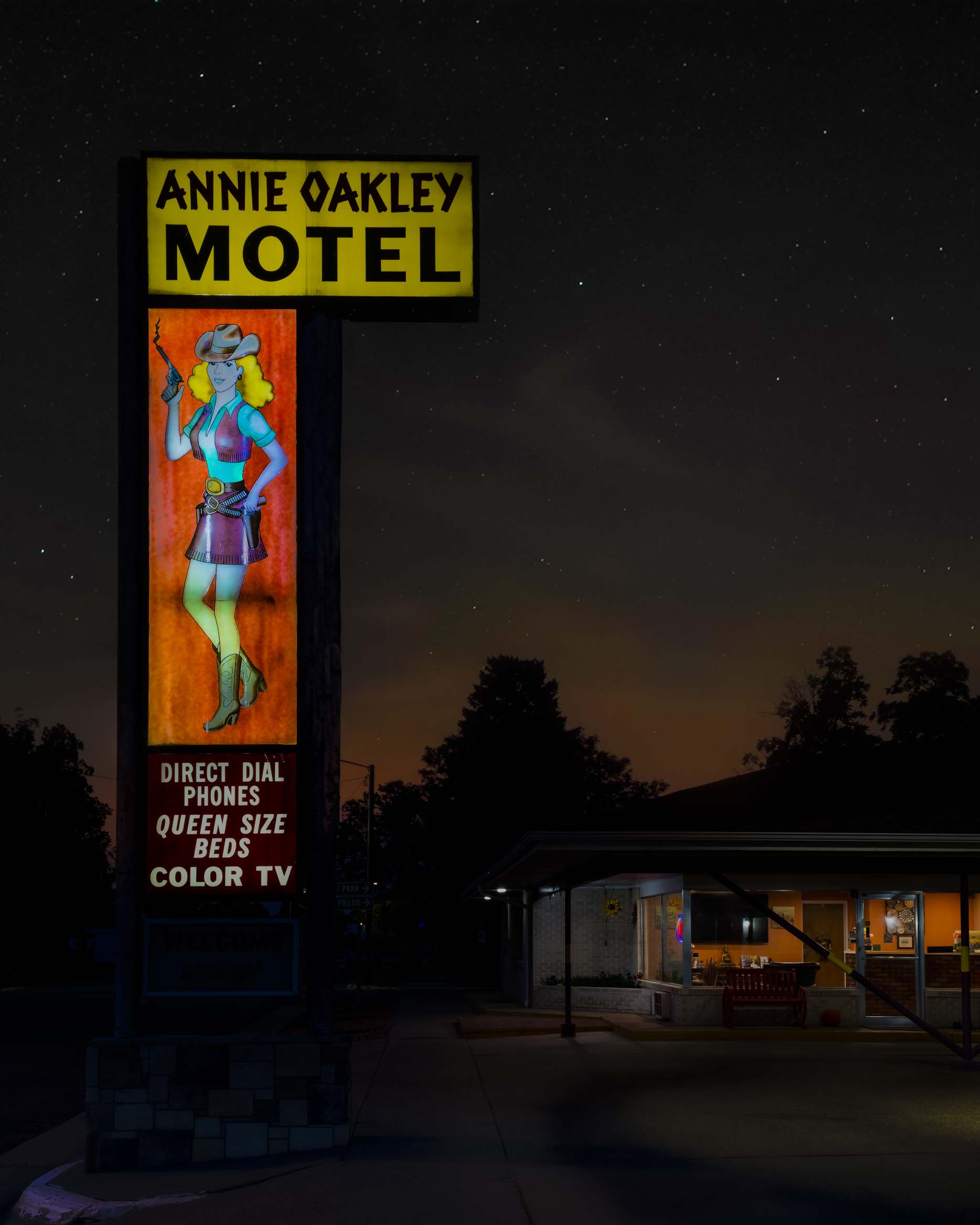 04x05_annie-oakley-motel_portrait.jpg